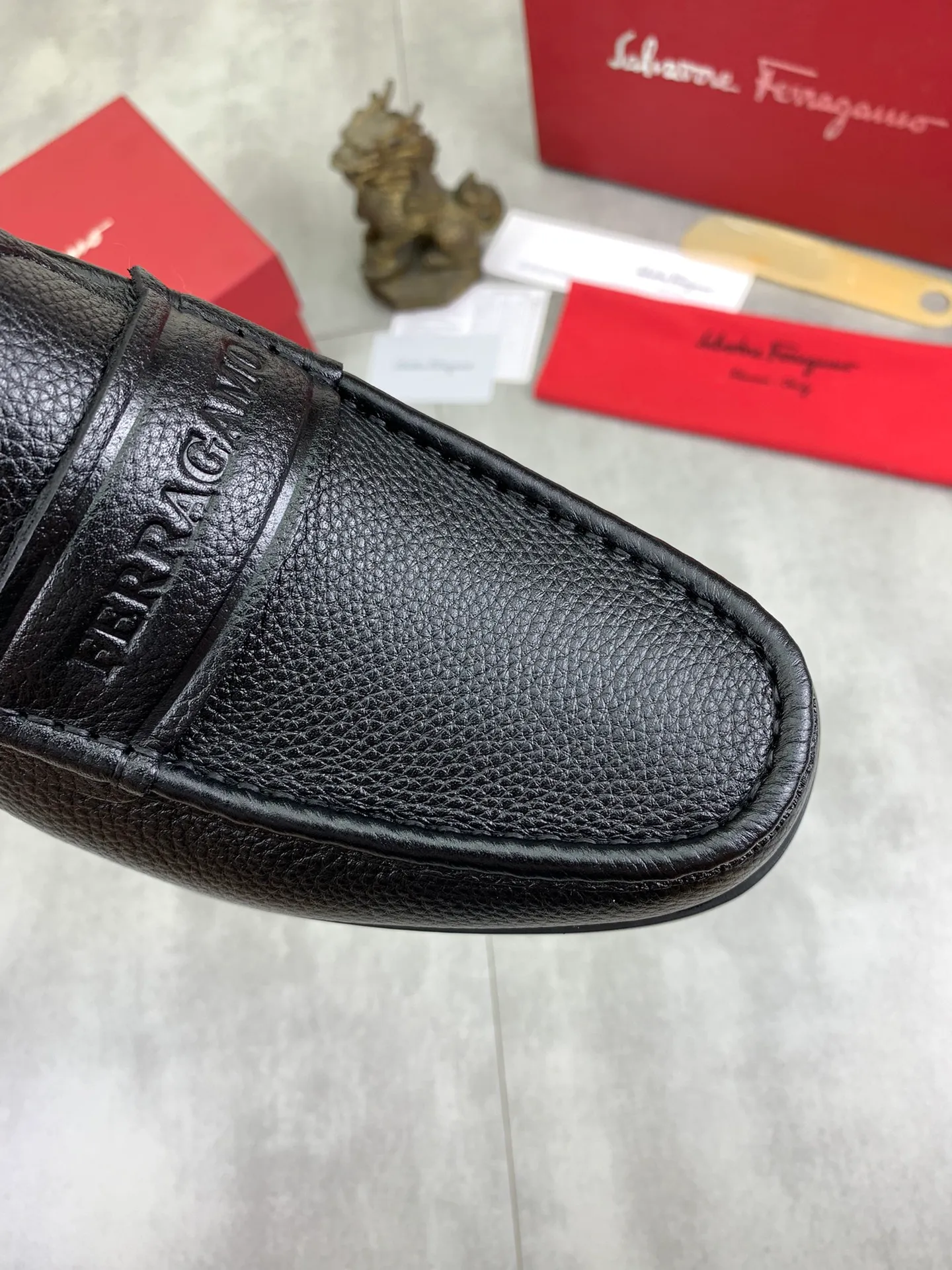 Men's Men's Shoes 💰P460💰[New Style] Water-dyed Niuli 🆘[Salvatore Ferragamo] Ferragamo's latest casual business leather shoes for men! Available at counters simultaneously! The fabric is made of specially imported original calfskin, and the interior is made of imported water-dyed cowhide. It is absolutely luxurious and leads the fashion trend. Matching code: 38-45; 3⃣️ colors available